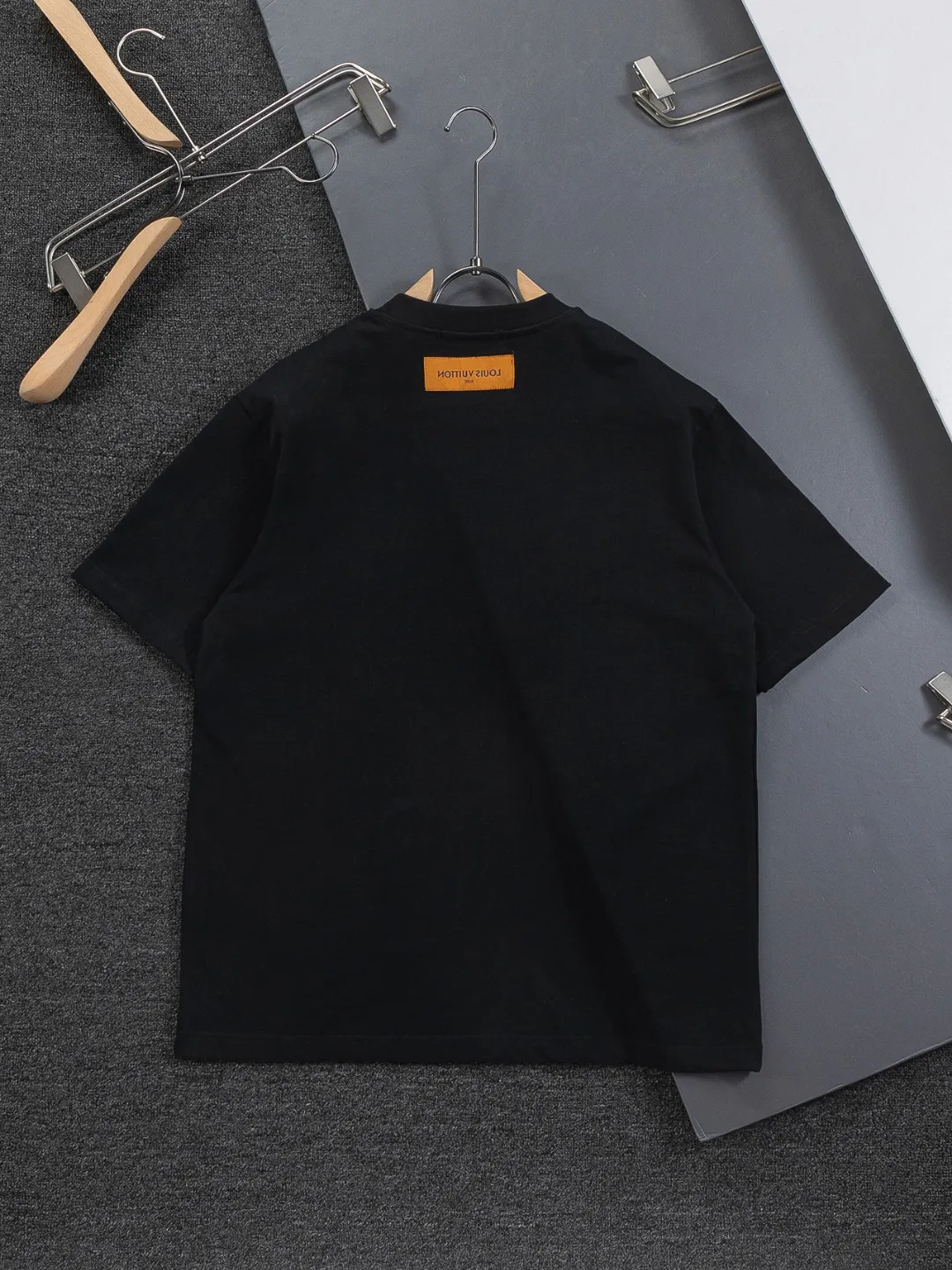 🅿️190 Louis Vuitton 1V LV micro-wide version S-XL LV 26ss New product counters are on the shelves at the same time Multi-process digital direct printing Various travel patches on the chest Micro-stamp printing Round-neck short-sleeved T-shirts, the same style for men and women! Consigned to one-to-one creation. Synchronized with the official website, pure cotton fabrics at the counter! It is close to the skin and comfortable, durable and easy to wear. It has a classic and simple logo design and meticulous original craftsmanship. Short-sleeves, a must-have item for men, do not appear to be the same for the general public, but must be unique and eye-catching. This LV short-sleeve is all about quality, comfort, the same shape and fashion as always, including fabrics and cutting techniques. All of them have been made with great effort! 320 grams of washed pure cotton fabric, pure cotton is breathable, very refreshing and comfortable for daily wear. The rib knitting on the neckline is smooth and tight, and the neckline will not be skewed if you toss it at will. The loose version, you will find that it looks really good on the upper body. The overall is minimalist and neat, super versatile for daily use! Pair it casually with a pair of pants for a youthful look. A T-shirt will make your outfit crazy. It is a fashionable item that can never go wrong! Color: Black White Gray Size: S-XL Size chart: S: Shoulder width 50-Bust 56-Length 70 M: Shoulder width 52-Bust 57-Length 72 L: Shoulder width 54-Bust 59-Length 74 XL: Shoulder width 56-Bust 62-Length 76